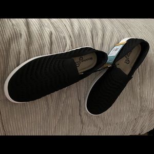 Ladies new black slip on sneakers with tags